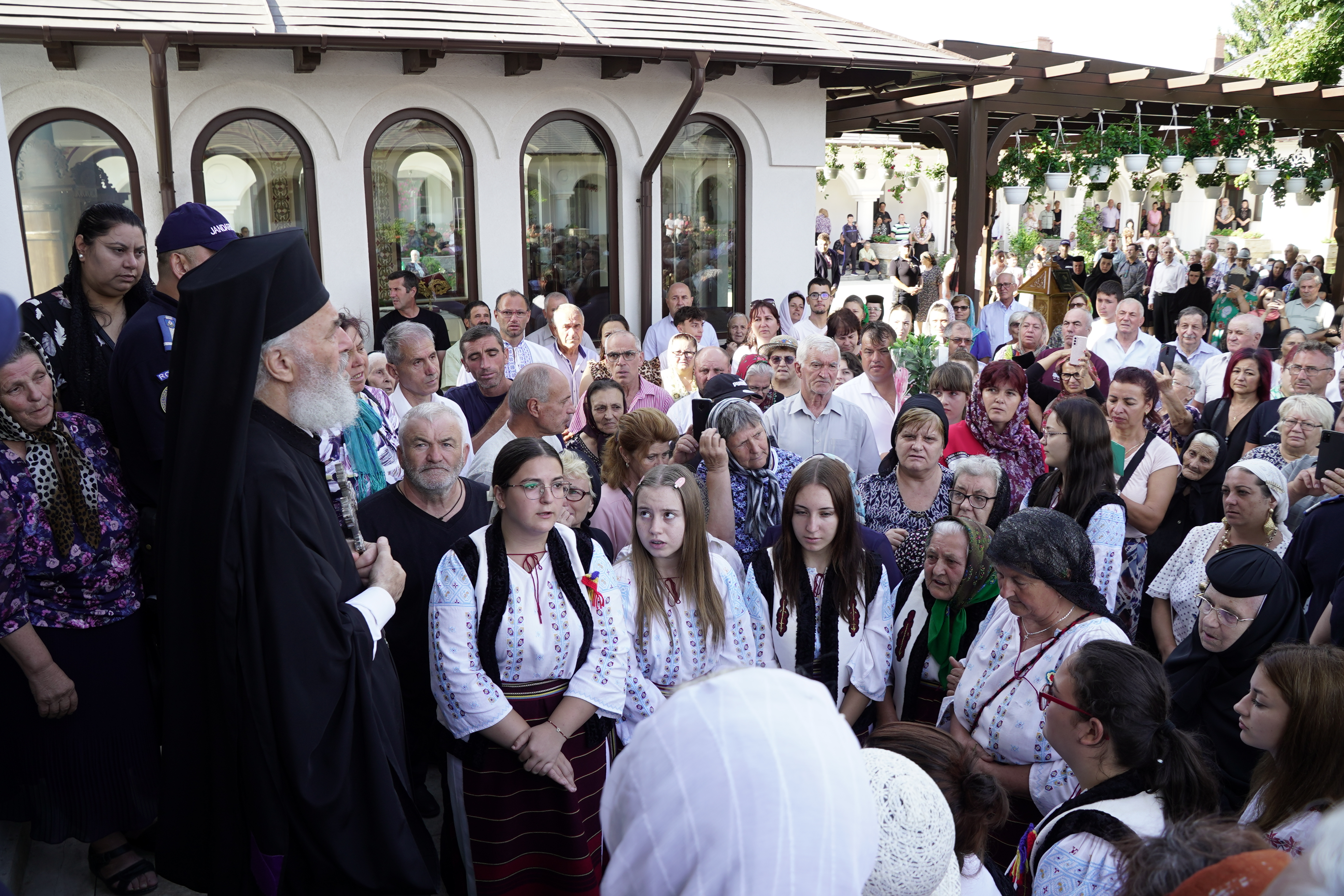 Mare sărbătoare la Mănăstirea „Adormirii Maicii Domnului” din Tudor Vladimirescu (FOTO)