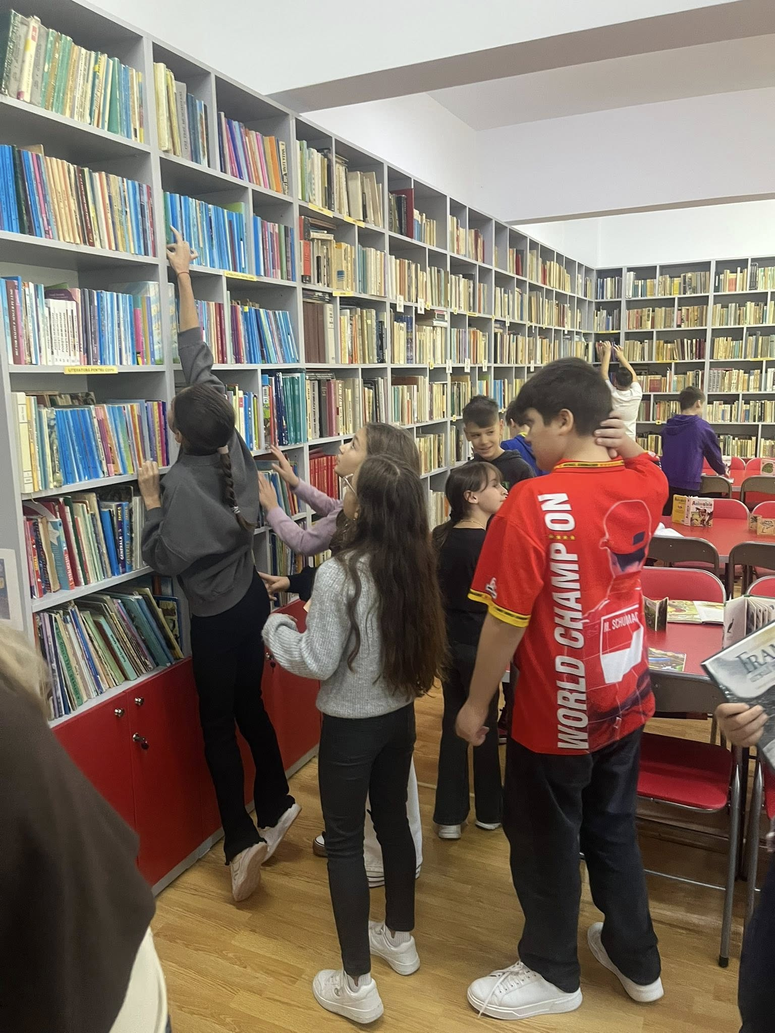 Vânătoare de comori în biblioteca Școlii Nr. 22 din Galați