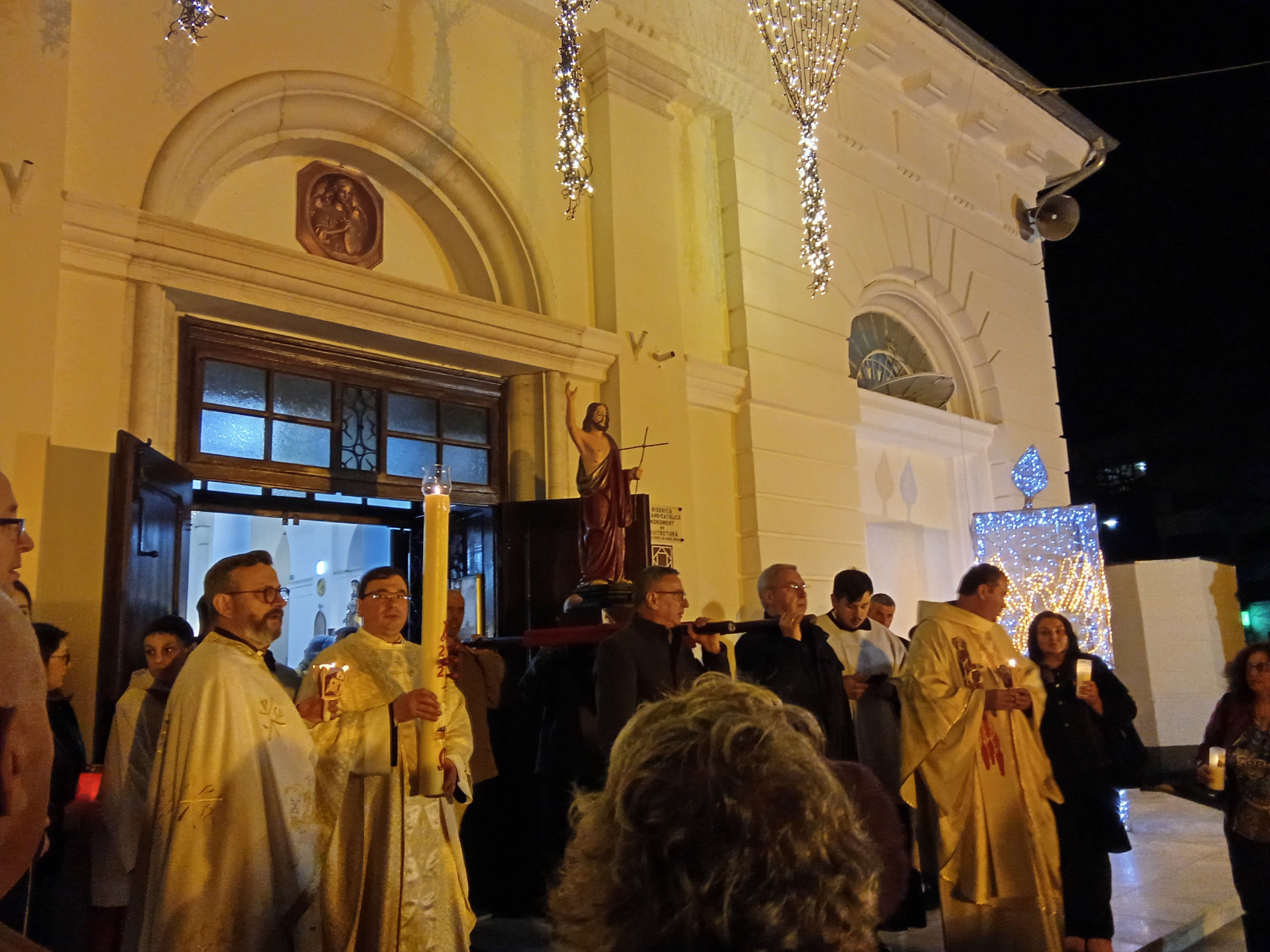 Sărbători cu bine şi belşug de har pentru credincioşii catolici din Galaţi. Vigilia Pascală din Noaptea Învierii