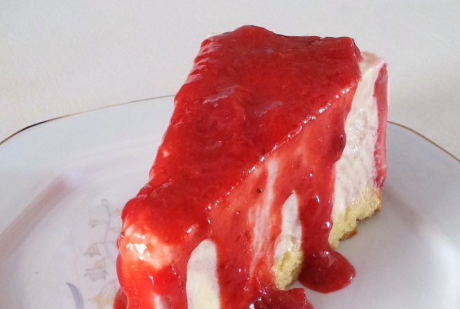 Tort de înghețată cu căpșuni și vanilie