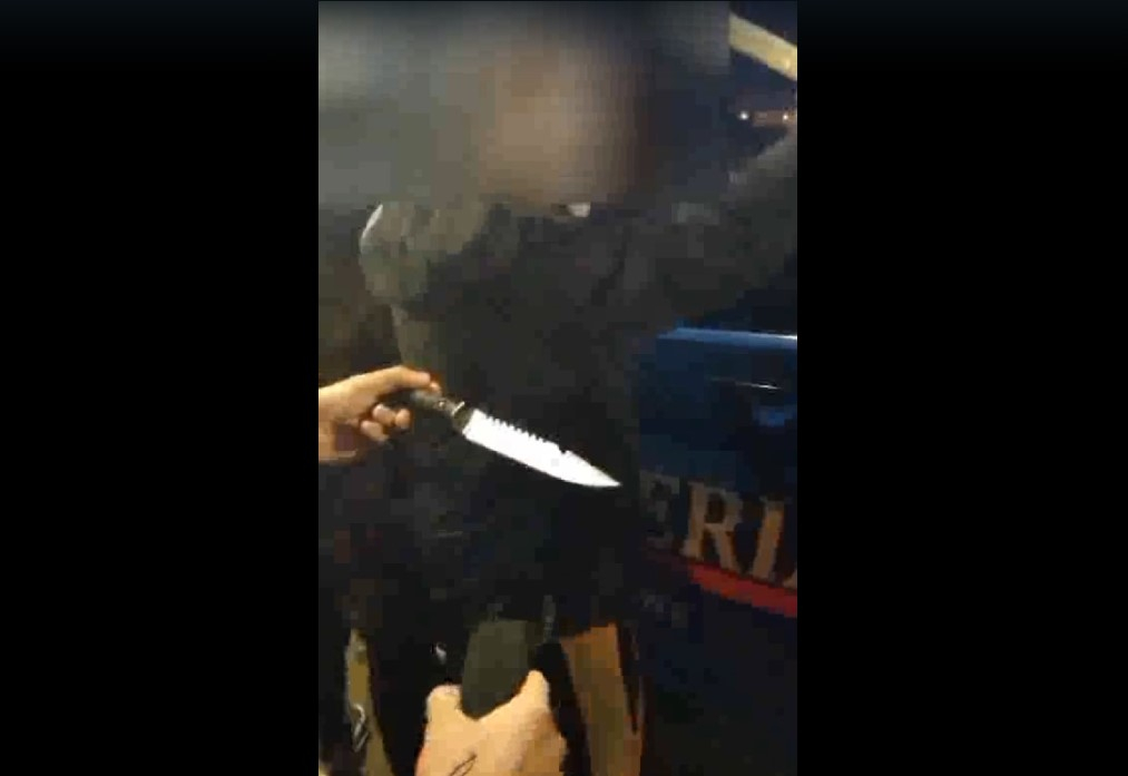 Tinerii din Galați ies la plimbare cu cuțitul la brâu (VIDEO)