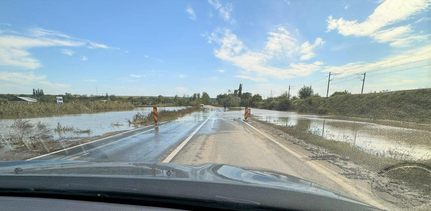 Trafic rutier reluat pe DN25 pentru toate categoriile de vehicule. Șoferii trebuie să conducă prudent