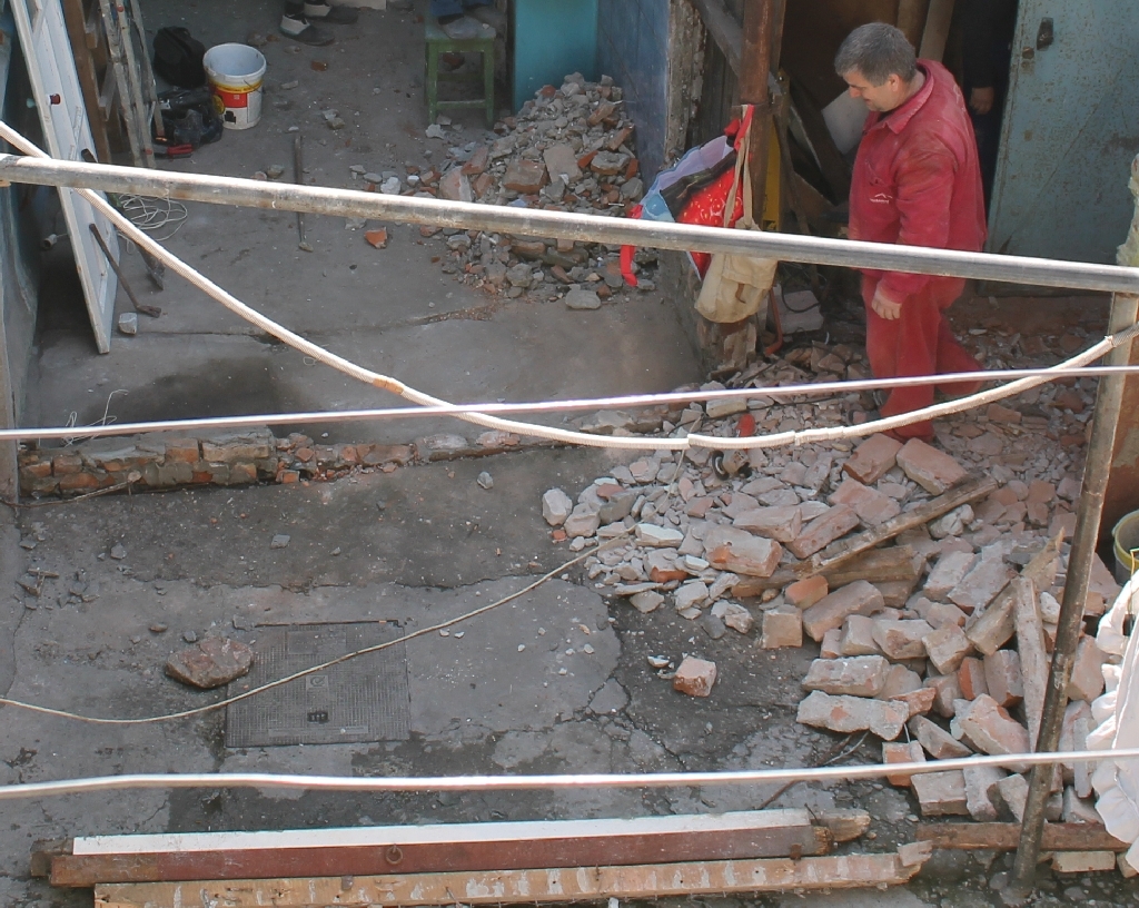 Situaţie ALARMANTĂ pentru mai multe familii din Galaţi: "Mai avem un pic şi CADE CASA PE NOI!" (FOTO)