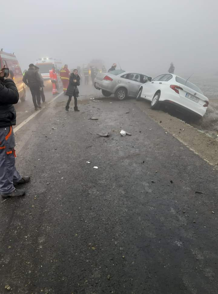 Carambol în apropiere de Galați. Două persoane au fost rănite în urma ciocnirii a trei mașini