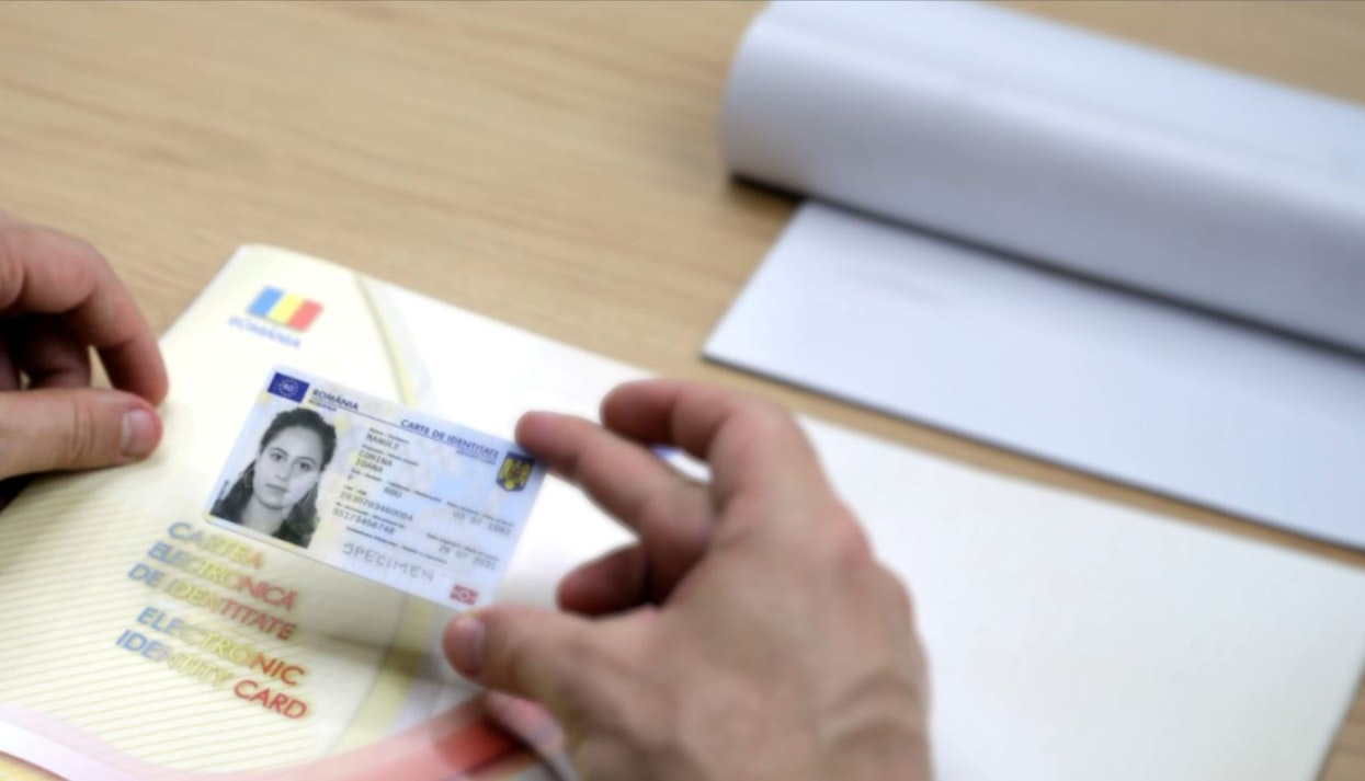 Românii pot solicita noua carte electronică de identitate