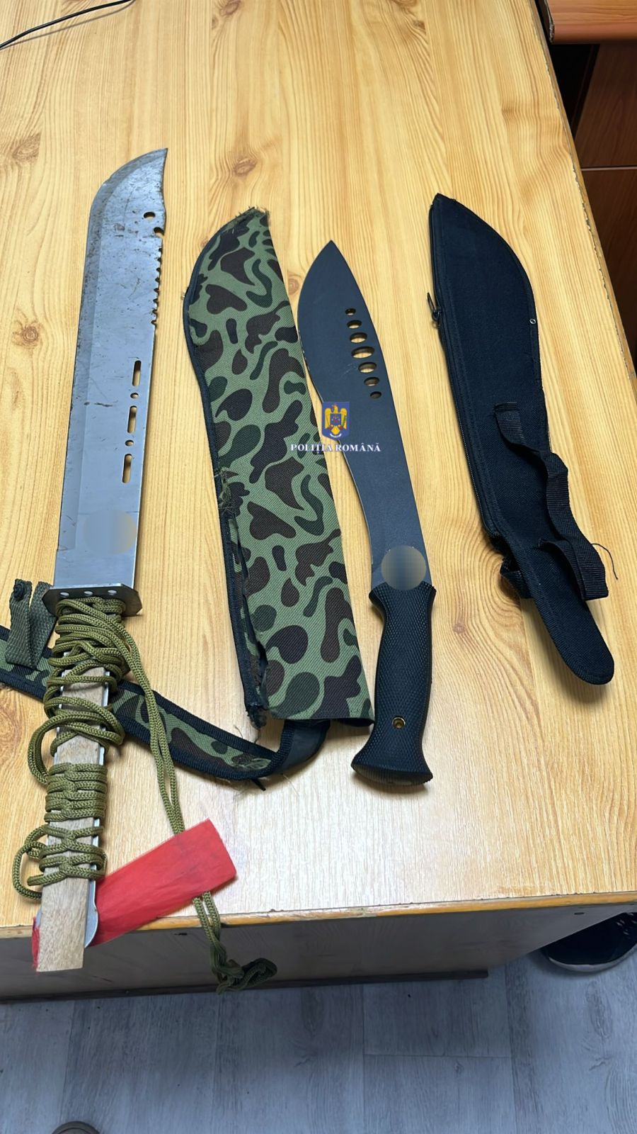 Prins cu două macete în maşină