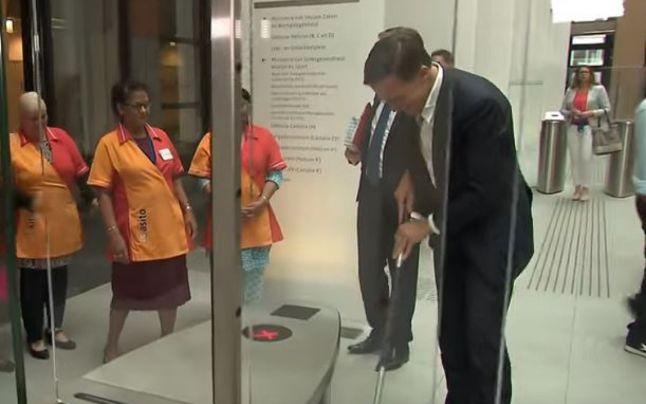 Când premierul dă cu mopul la Guvern