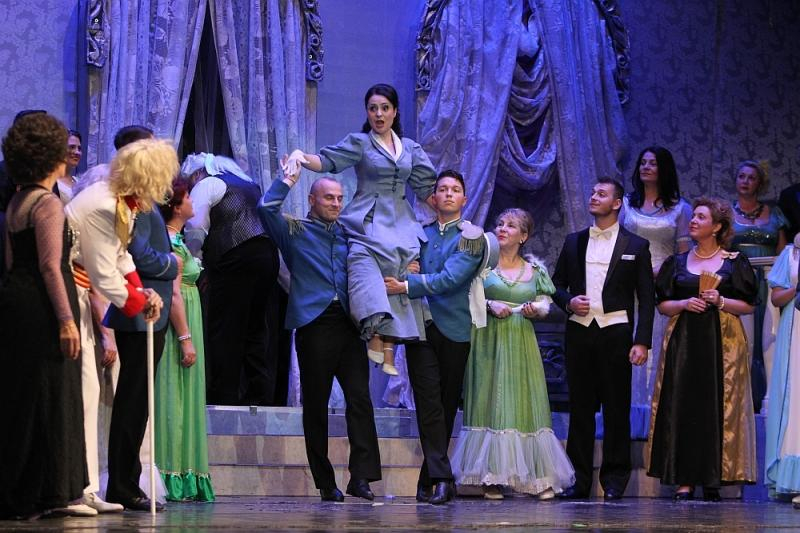 "Țara surâsului", la "Nae Leonard"