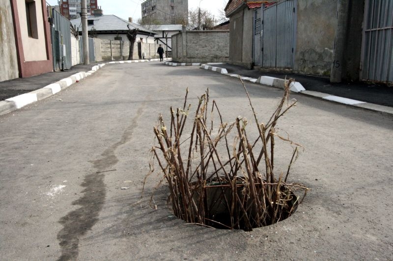 Campanie VL "Să-ţi pese de Galaţi!": Stradă nouă, fără capac la canalizare