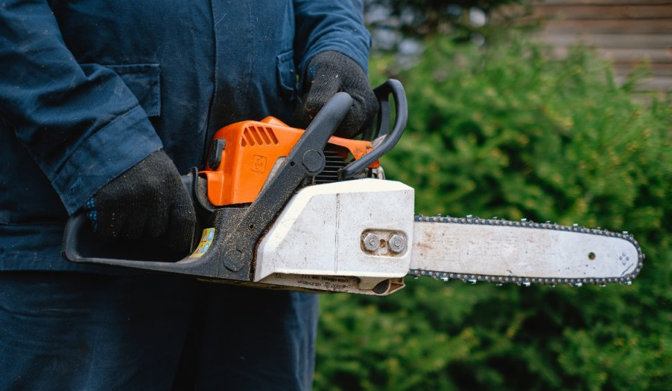 Cumplit! Băieţel de șapte ani, rănit mortal cu drujba de tatăl său