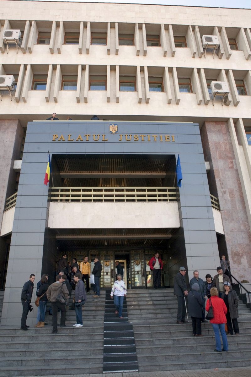 Avocaţii gălăţeni protestează pe scările Palatului Justiţiei