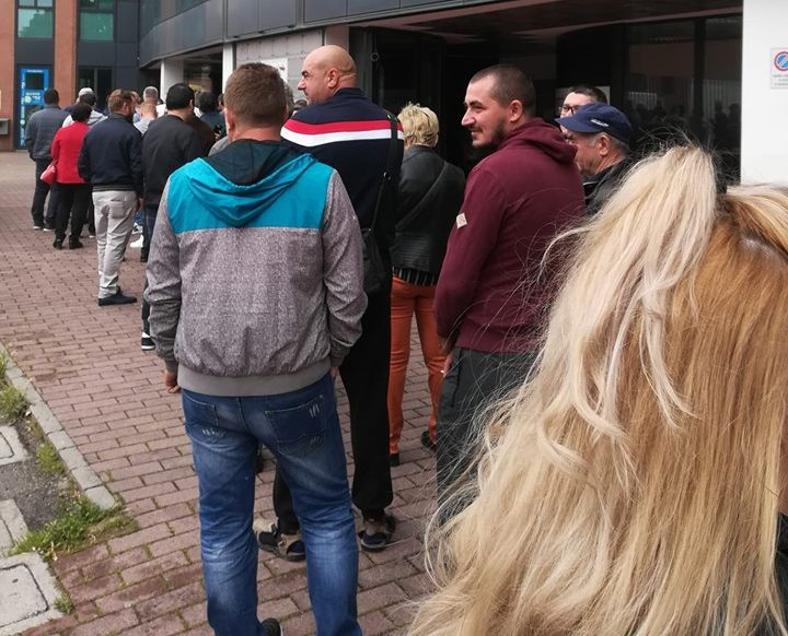 În Diaspora, românii stau la coadă ca să voteze la europarlamentare şi referendum