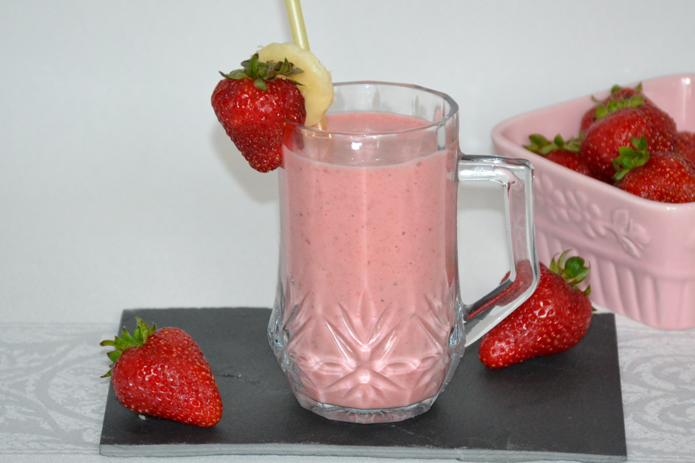 Smoothie cu banane, capșune și piersici