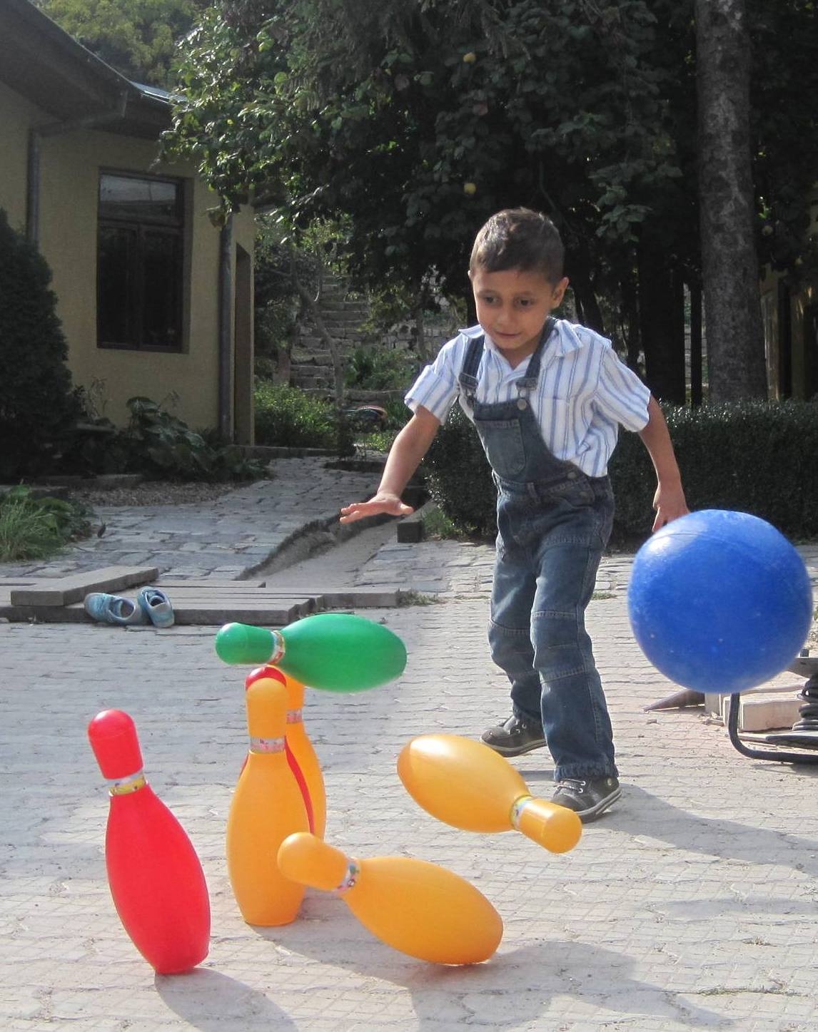 Bazar CARITABIL pe strada Dogăriei/ Cumperi ieftin şi ajuţi un COPIL din Valea Oraşului să meargă în tabără