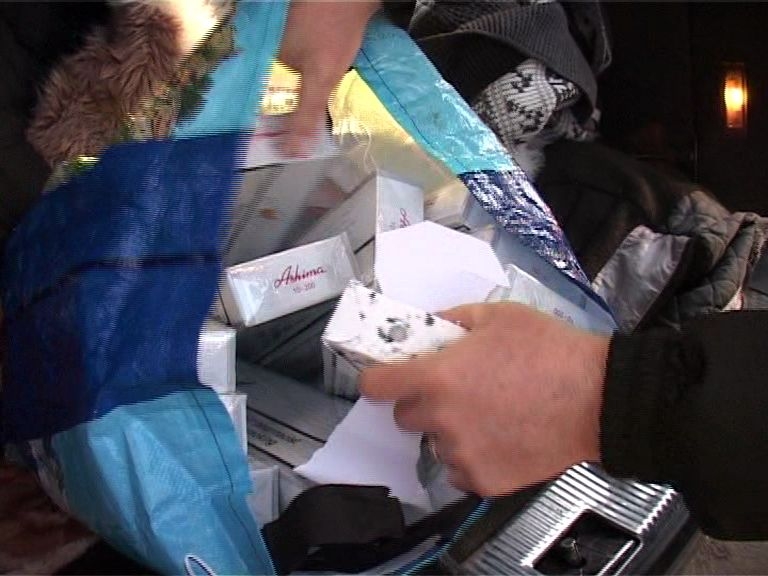 Gălăţeni prinşi că VINDEAU cuie şi polistiren pe post de ŢIGĂRI