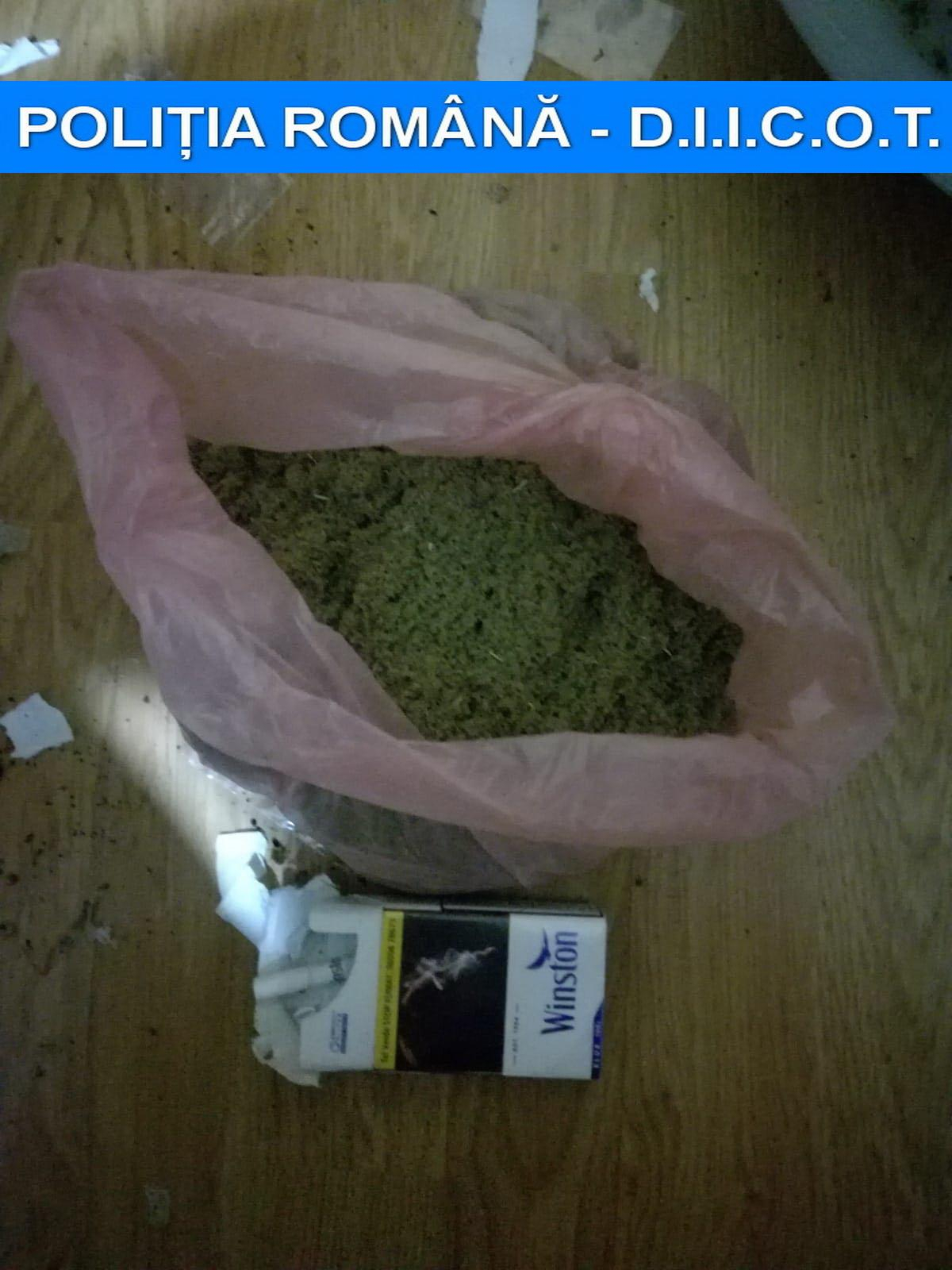 Patru tineri au umplut oraşul de DROGURI