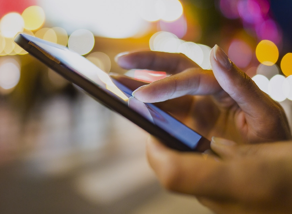 Câteva APLICAŢII care te-ar putea ajuta să laşi MOBILUL din mână