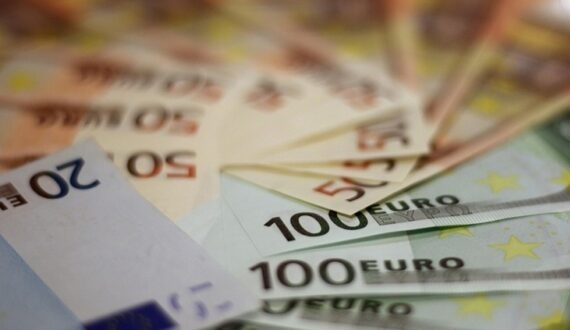 Euro, francul elvețian și lira sterlină, maxim după maxim