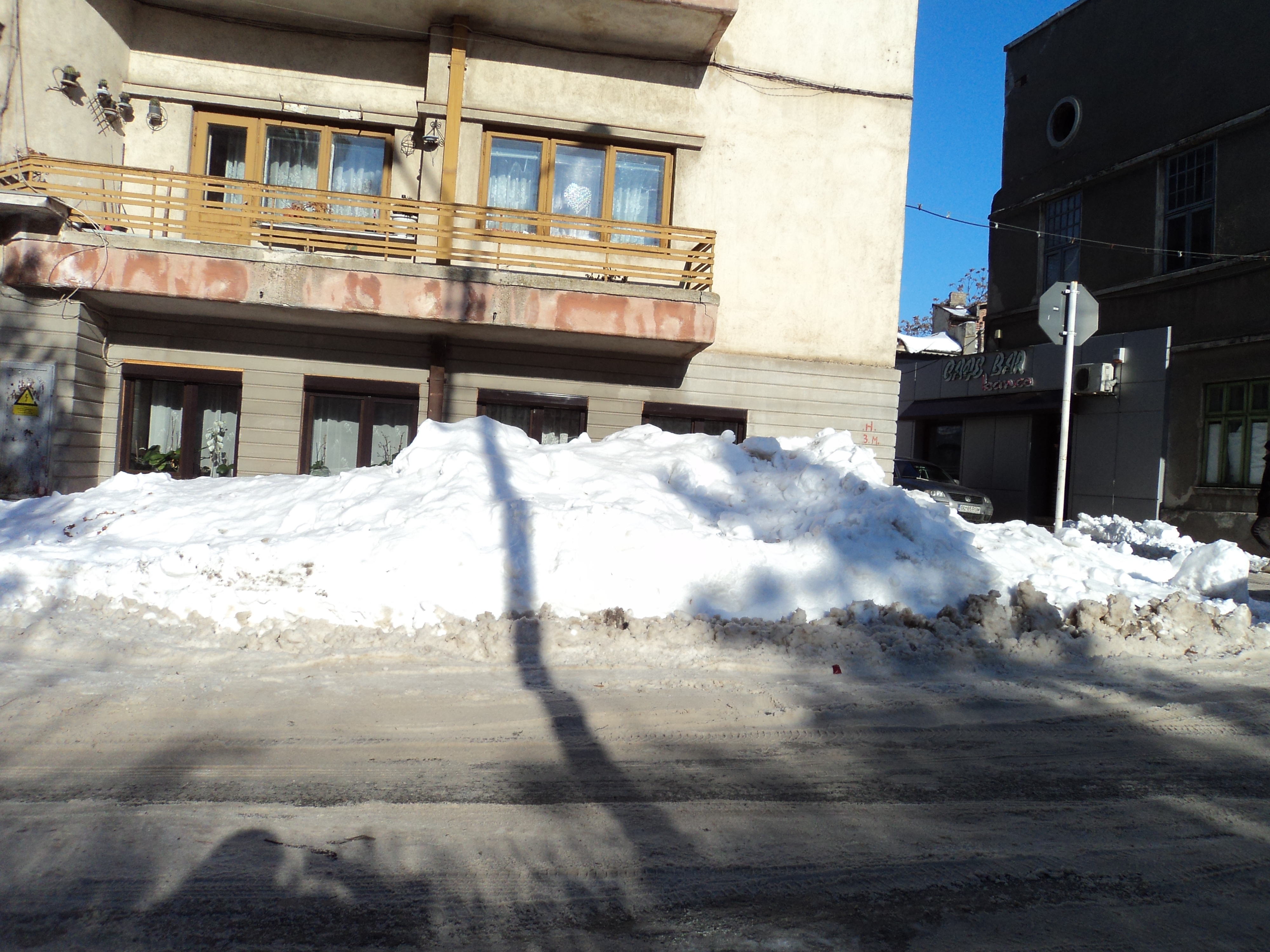 DESZĂPEZIRE LA GALAŢI: Au degajat strada acoperind trotuarul