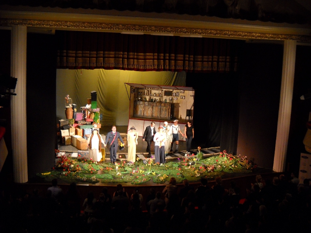 Spectacol neaşteptat la „Odeon”: Un căţel real, un Caragiale mort şi niscai tămâie adevărată