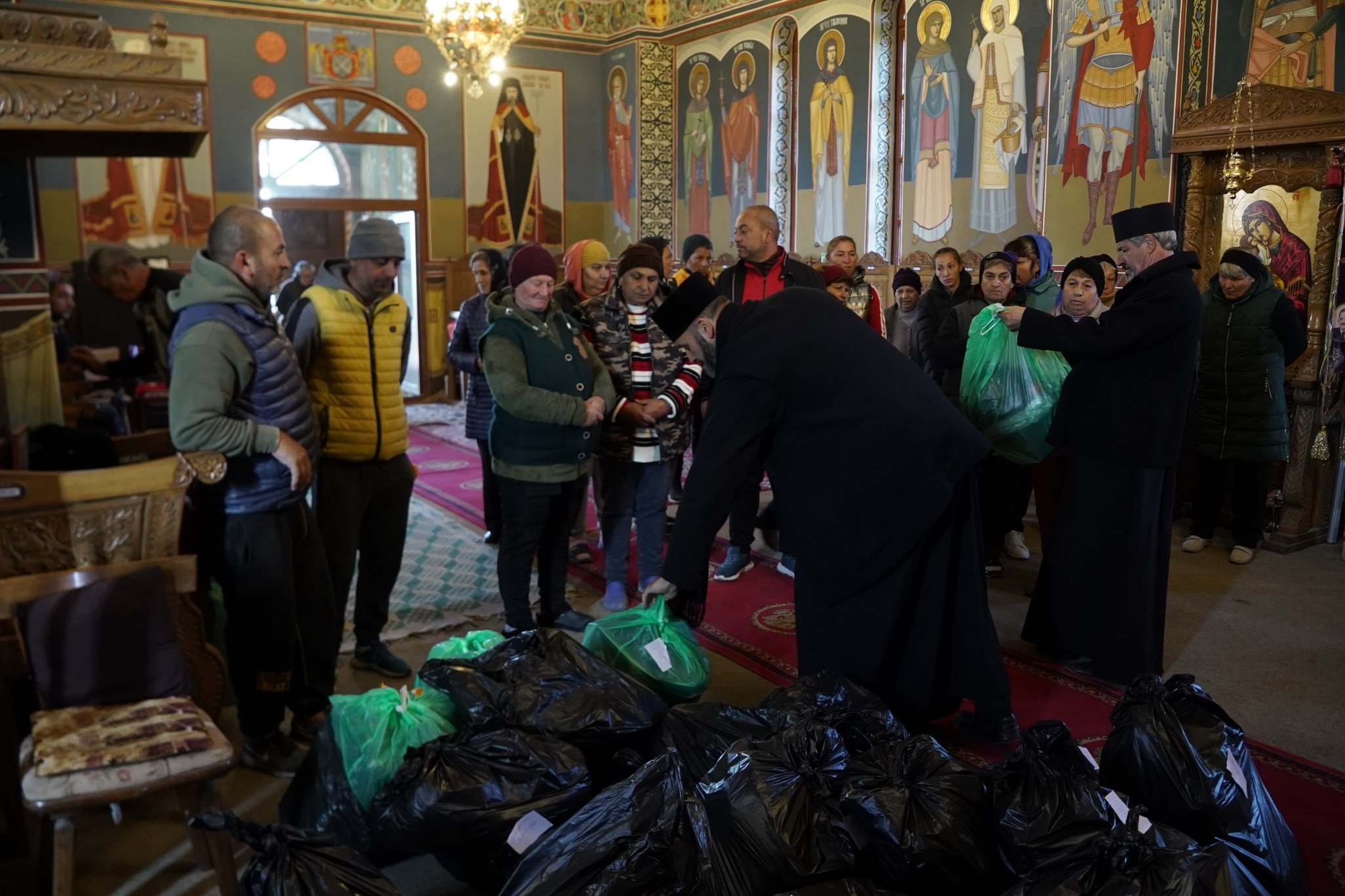 Haine noi şi lemne pentru familiile sinistrate din judeţul Galaţi