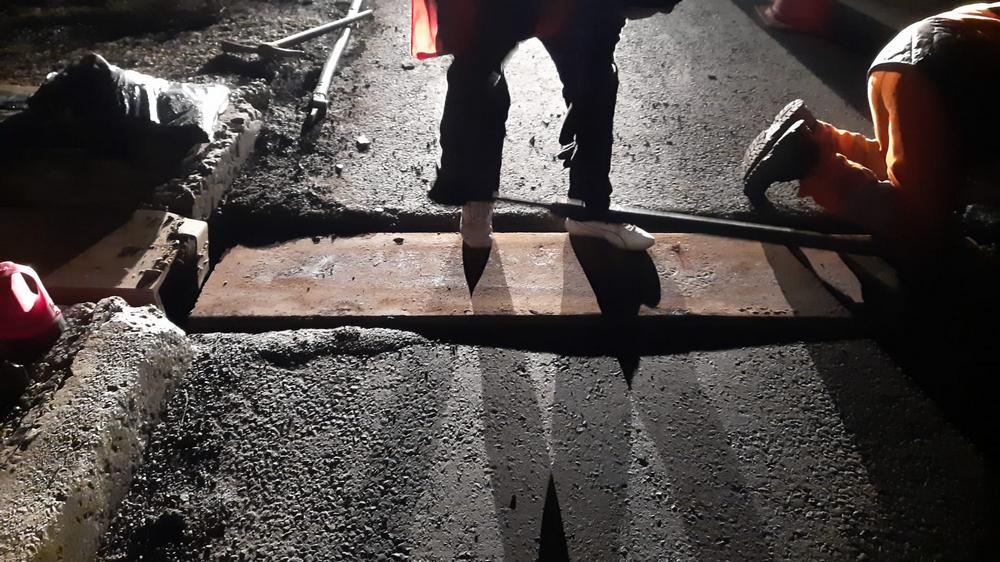 O bucată din structura podului de peste Siret s-a desprins (FOTO)