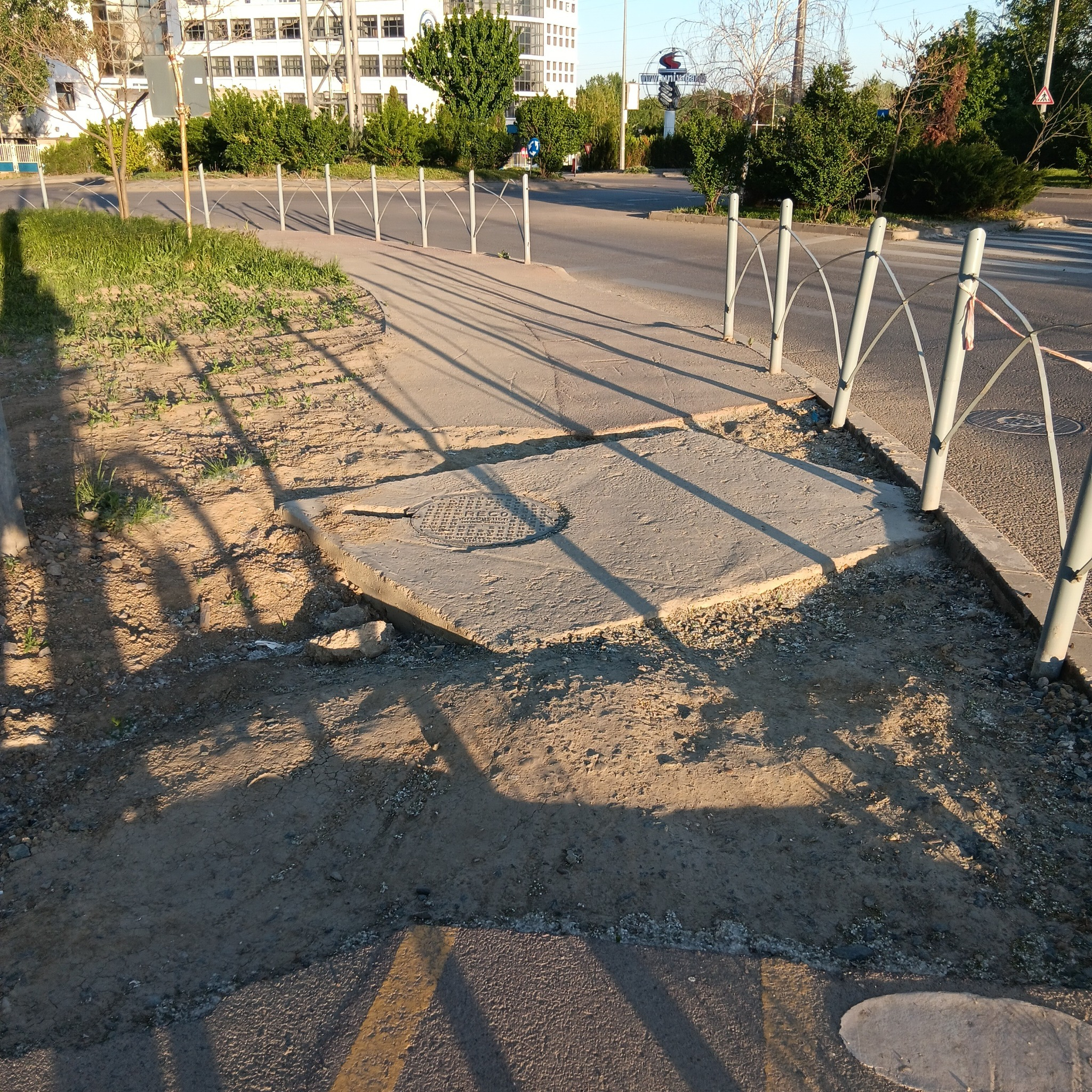 Trotuar spart de cinci luni, așteaptă și acum să fie asfaltat