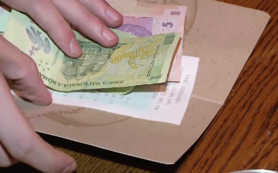 Bacșișul la restaurant, trecut pe nota de plată și pe bonul fiscal. Legea a fost promulgată de președintele Iohannis