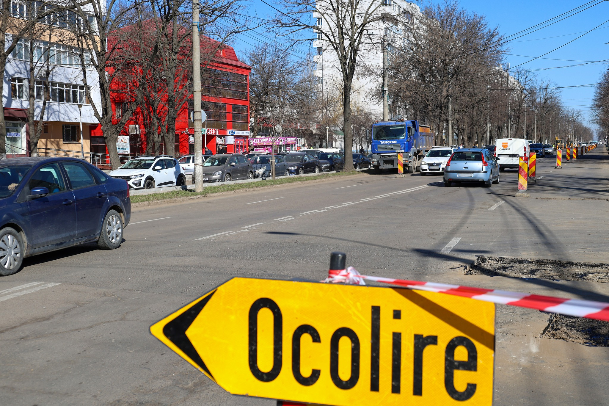 Modernizarea bulevardului George Coşbuc. Nu se prea lucrează, dar măcar se scumpeşte...