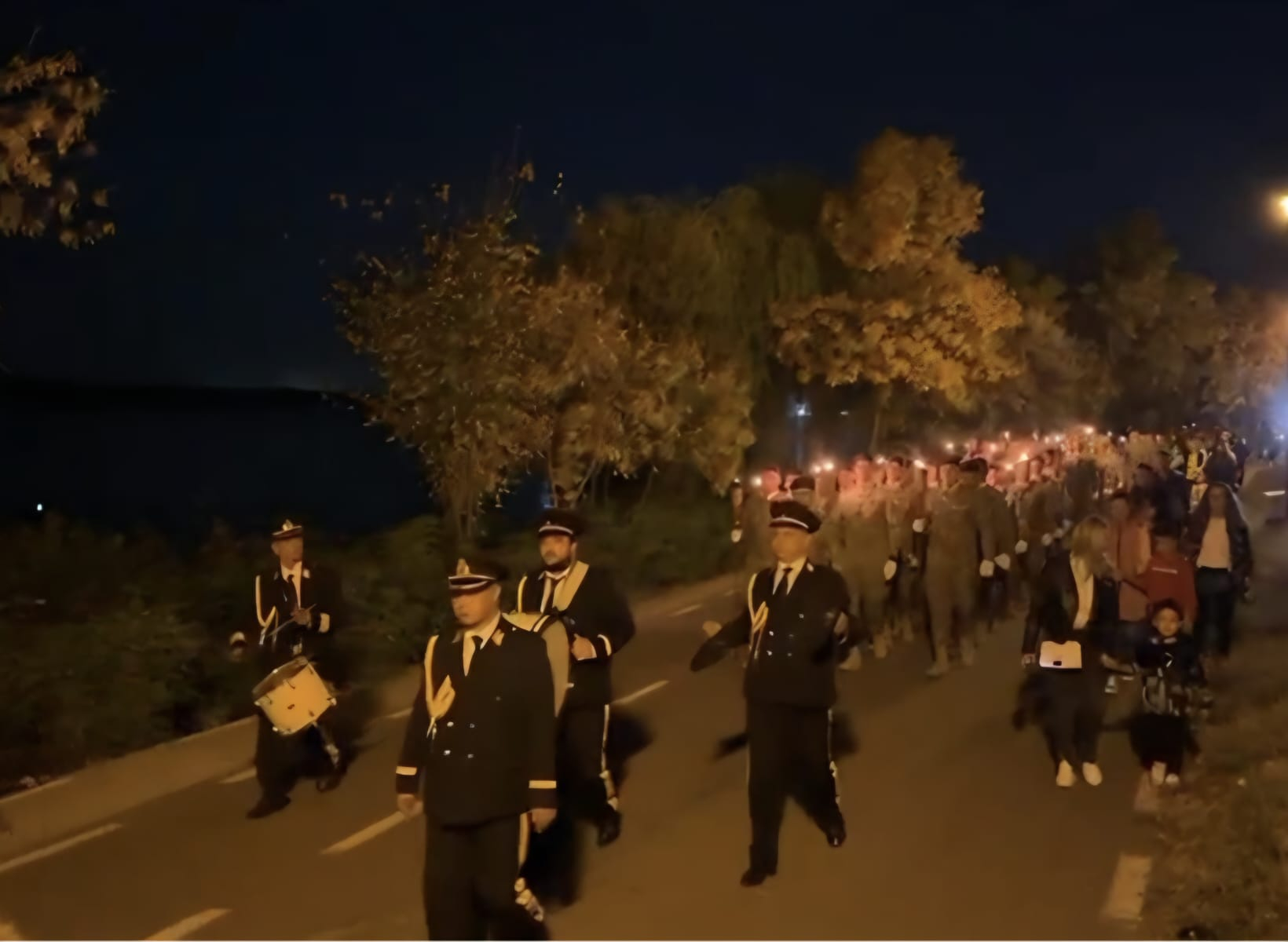 Defilare cu torţe de Ziua Armatei Române