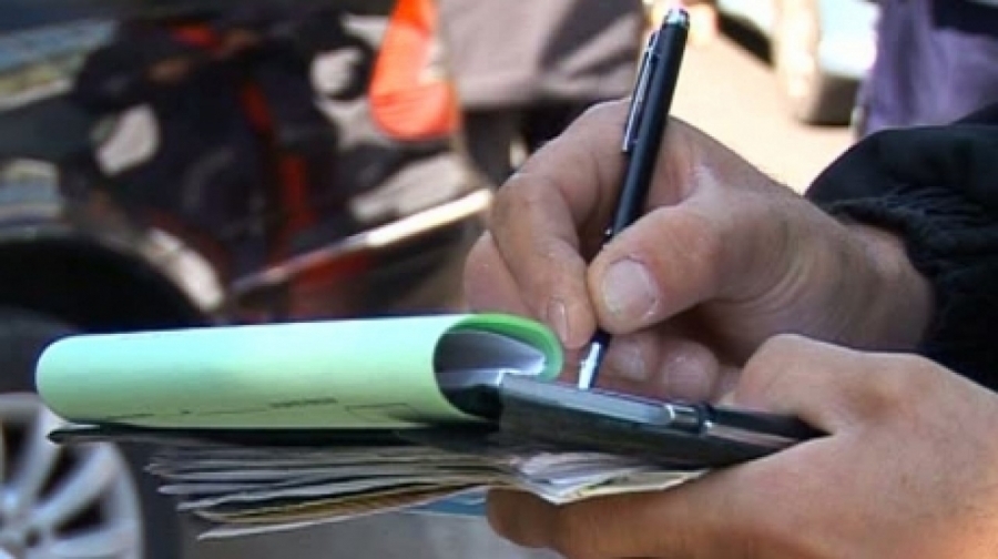 Şase poliţişti, trimişi în judecată după ce au luat mită pentru a le da amenzi mai mici şoferilor