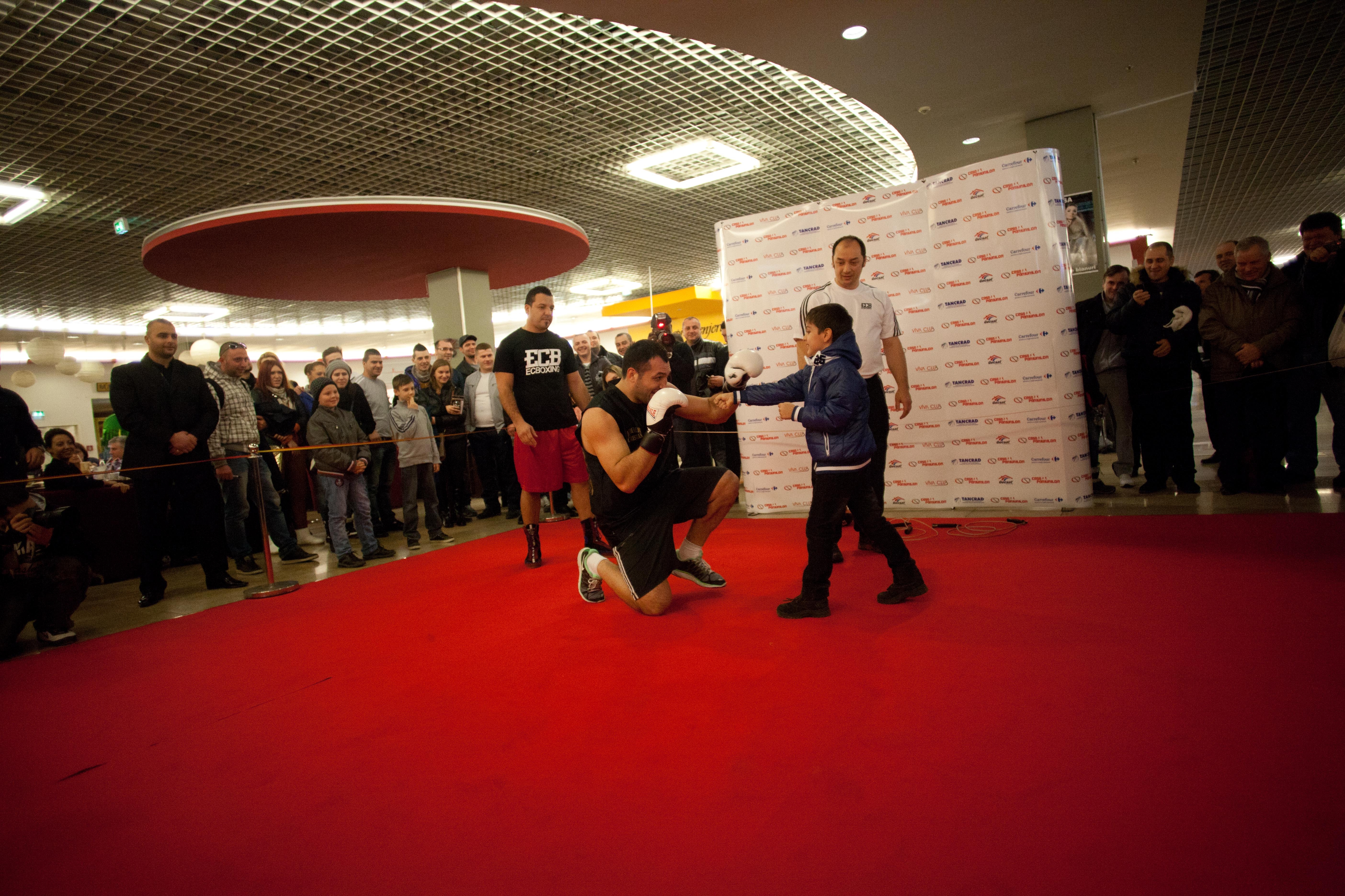 Cristian Ciocan s-a lăsat luat la pumni de câţiva puşti