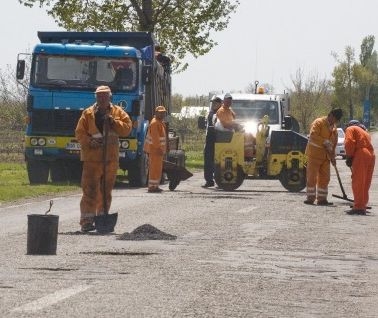 Încep reparaţiile la drumurile judeţene/ Iată la ce căi de comunicaţie se vor face lucrări