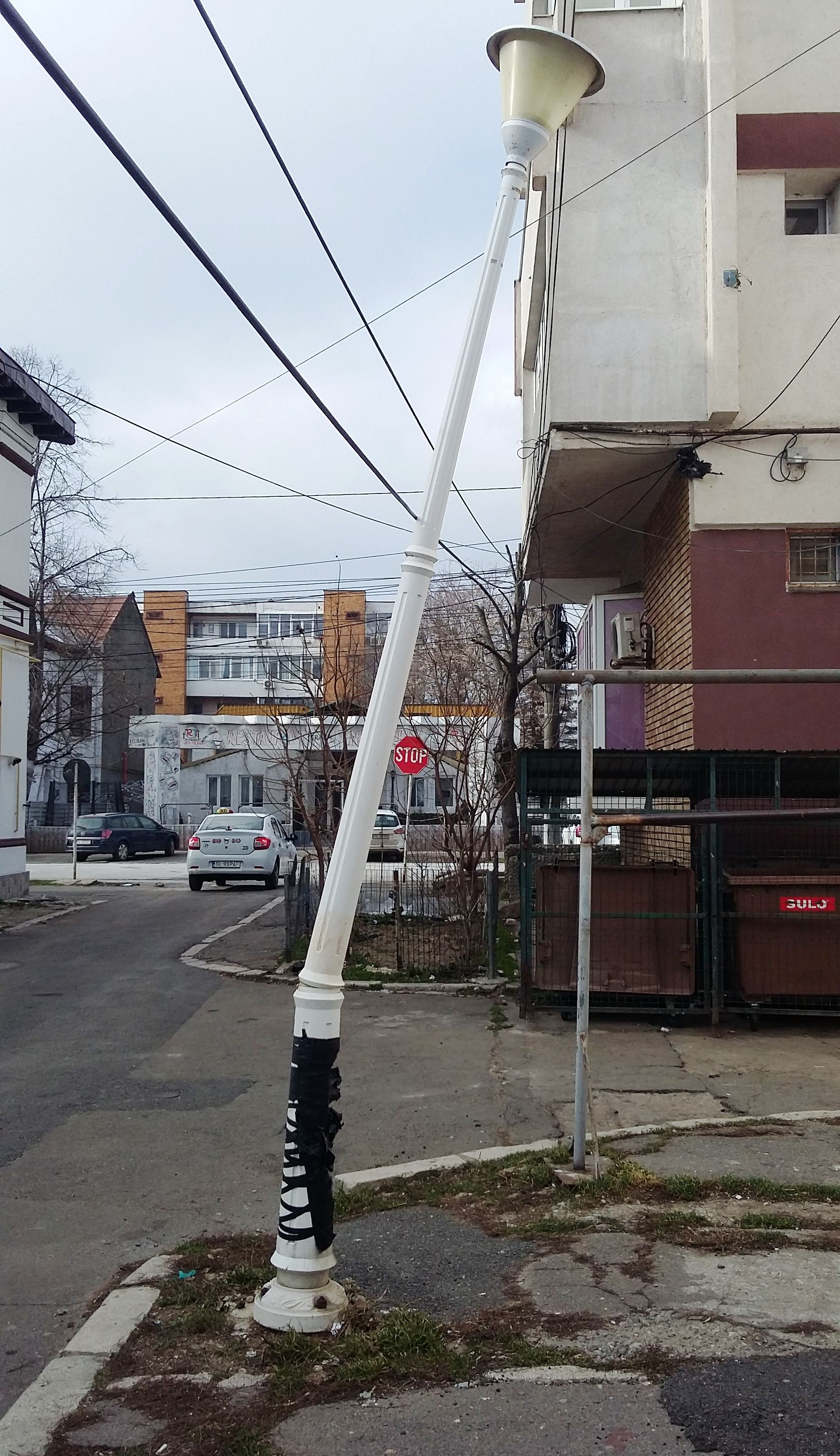 UPDATE Poza zilei. Hâc, s-a abţiguit stâlpul!