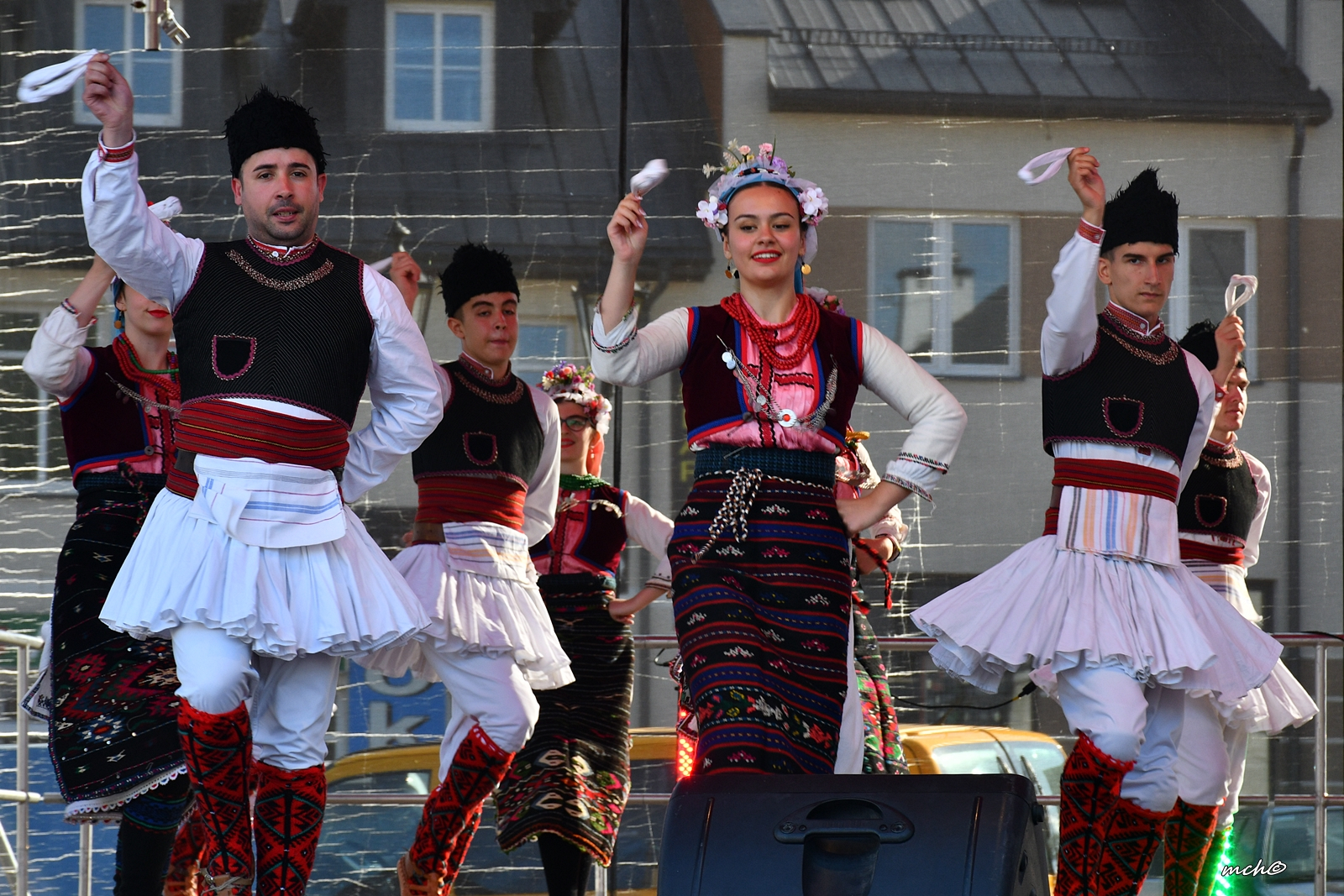 Ploaie de vedete în Festivalul Internațional de Folclor. Programul complet al evenimentului (GALERIE FOTO)