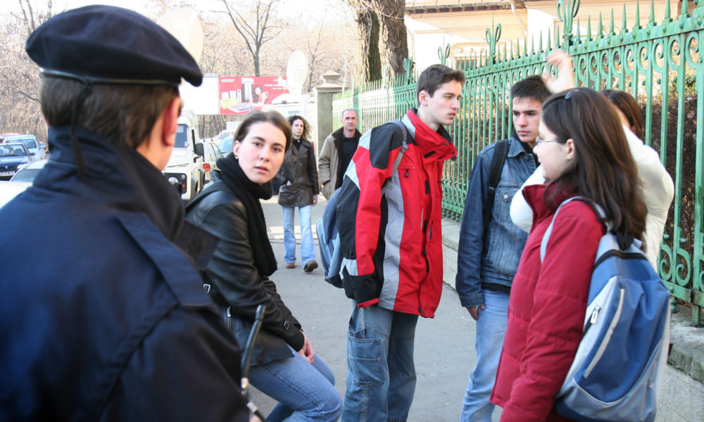 Elevii se bat şi fură, în şcoli păzite prost. Bani puţini şi poliţişti insuficienţi