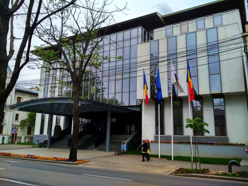 Primăria îşi construieşte gard