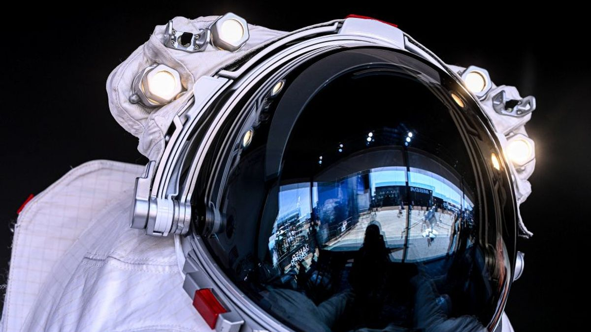 După generalul american văduv, astronautul seducător