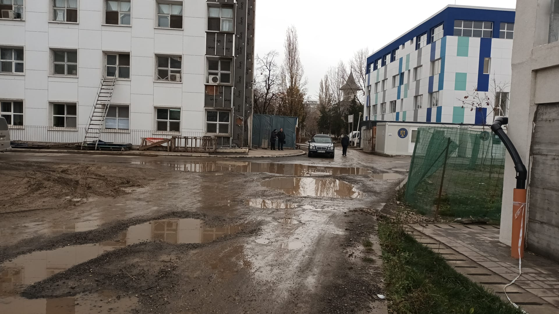 Mașinile cu morți dau în gropi pe lângă parcarea cu heliport din curtea Spitalului Judeţean