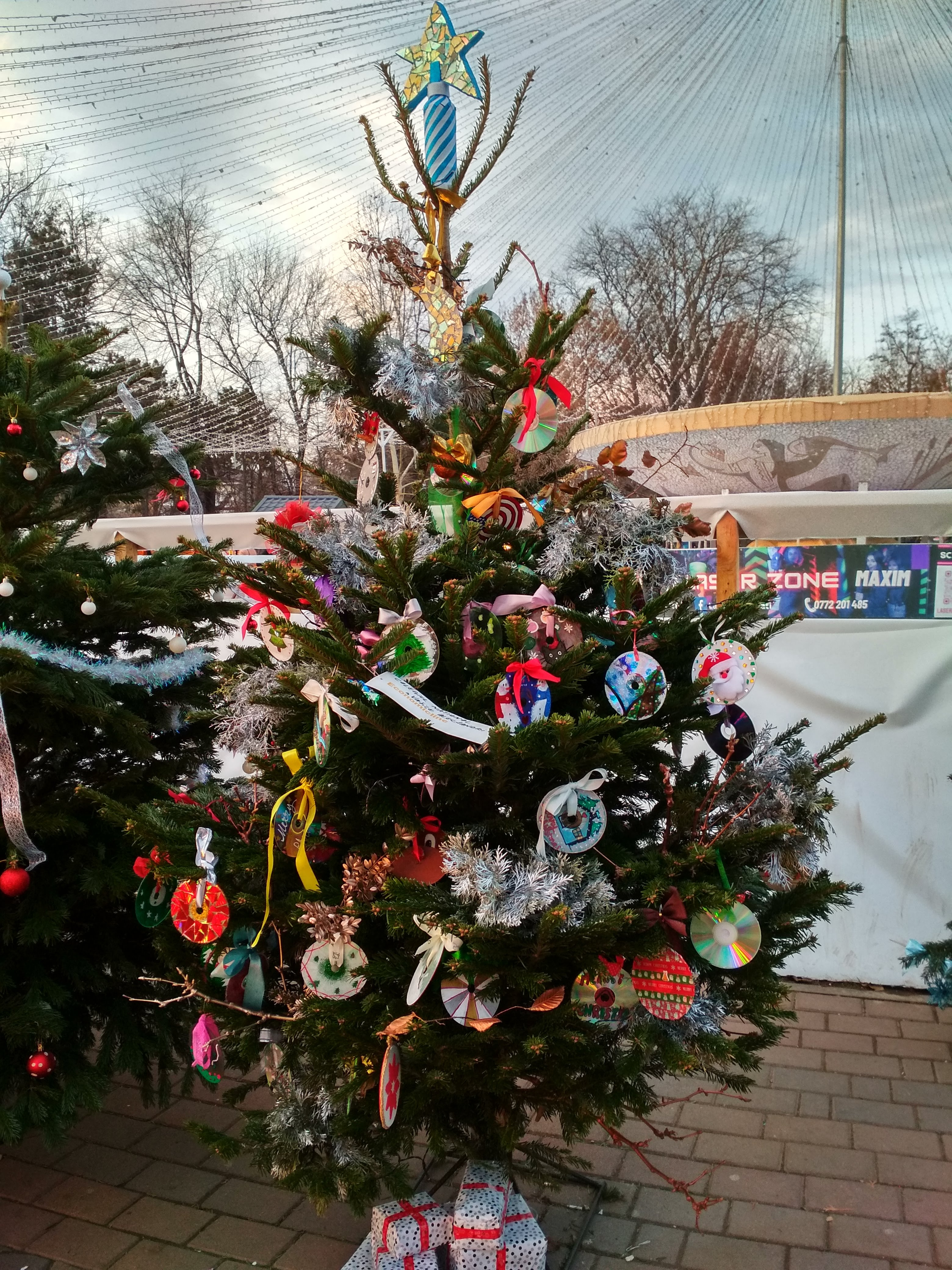 Concurs de împodobit brazi în Grădina Publică, pentru elevii gălăţeni