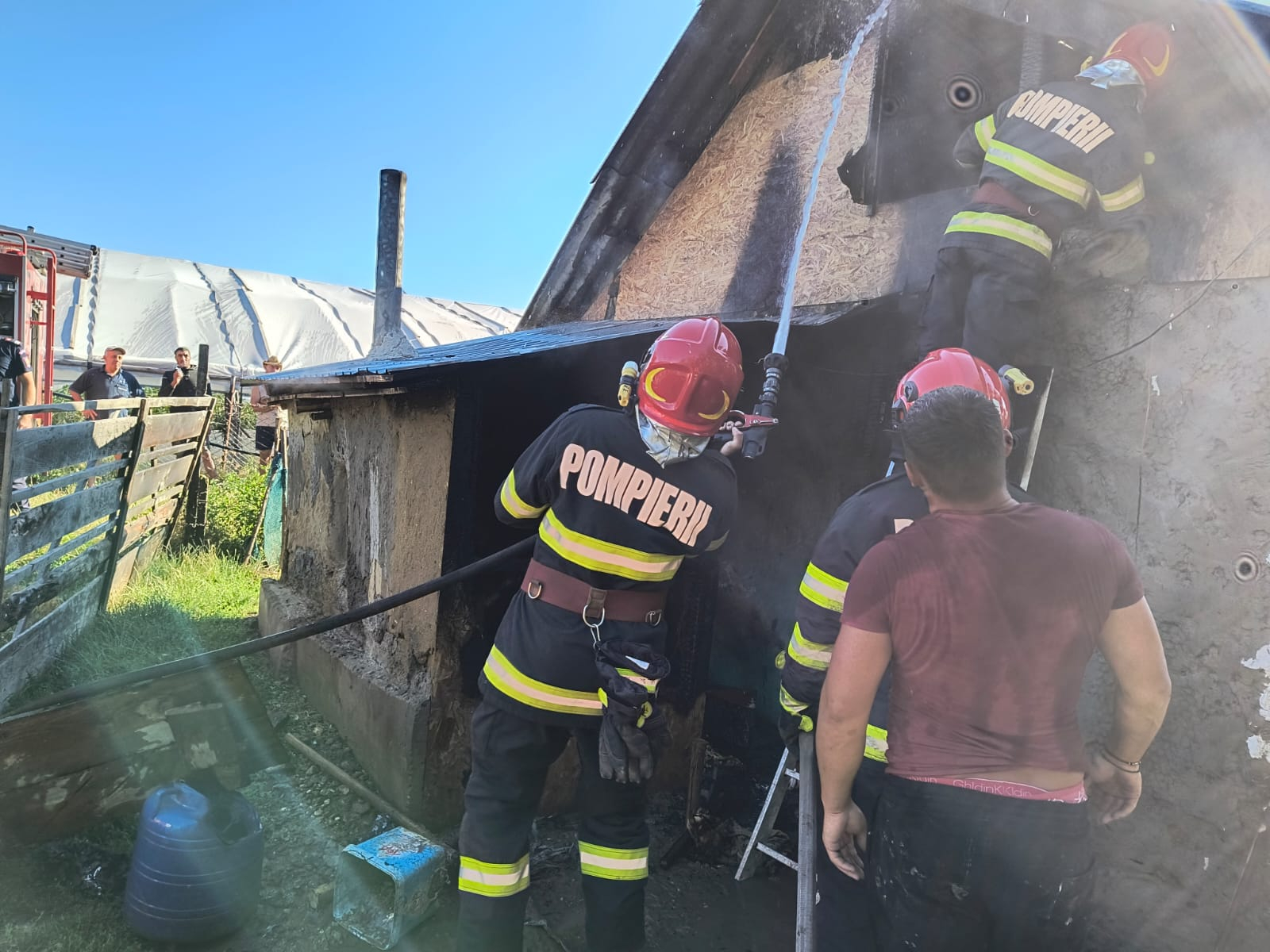 Explozie și foc într-o gospodărie din Galați