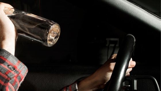 Tulburelul nu-i frate cu volanul! Doi şoferi BEŢI, opriţi în TRAFIC