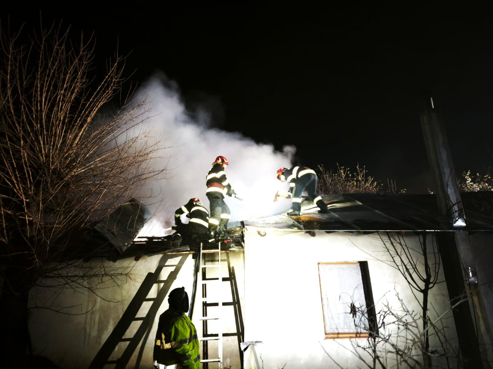 Familie salvată din casa în flăcări, în ultima secundă